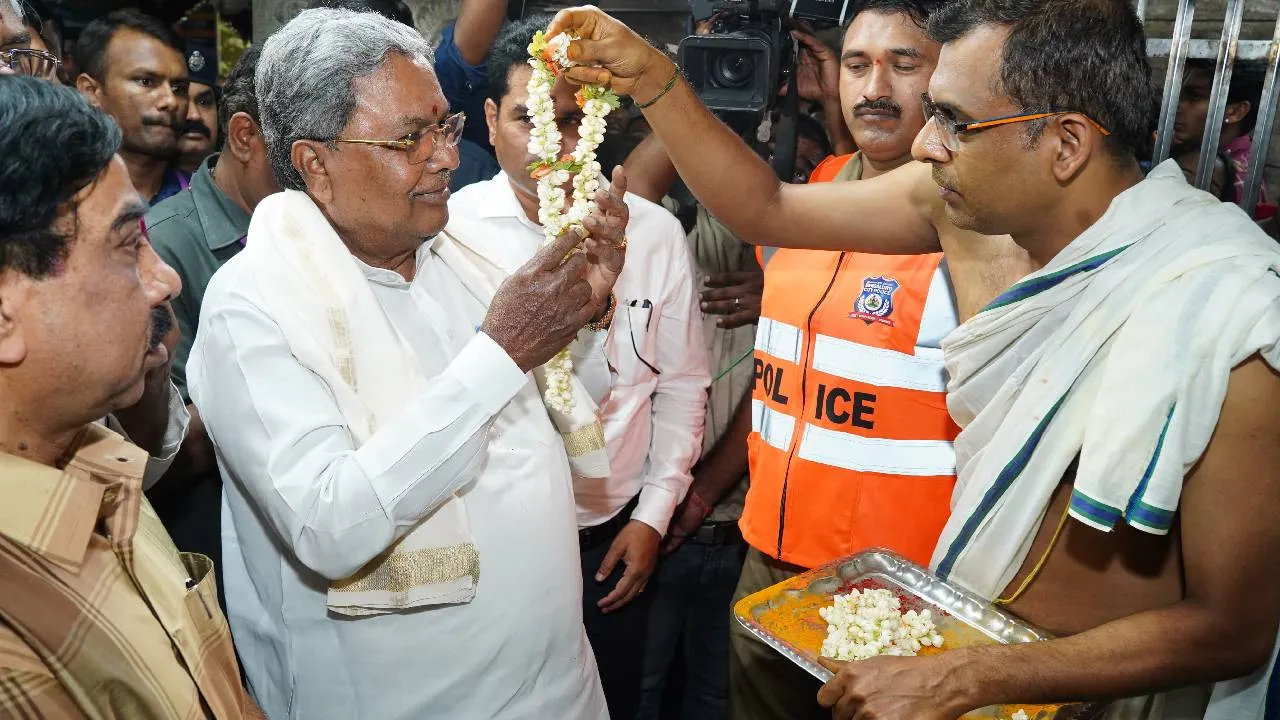 Bengaluru Karaga 2025: ಬೆಂಗಳೂರು ಕರಗ; ಧರ್ಮರಾಯಸ್ವಾಮಿ ದೇವಸ್ಥಾನಕ್ಕೆ ಭೇಟಿ ನೀಡಿ, ಪೂಜೆ ಸಲ್ಲಿಸಿದ ಸಿಎಂ - Image 10