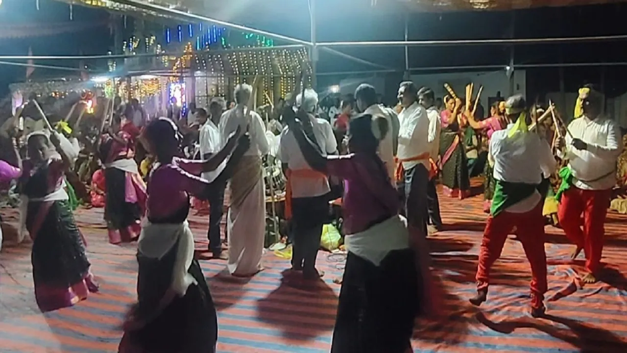 Shidlaghatta News: ಜನಪದ ಪರಂಪರೆಗೆ ಜೀವ ತುಂಬಿದ ಕೋಲಾಟ ಪ್ರದರ್ಶನ