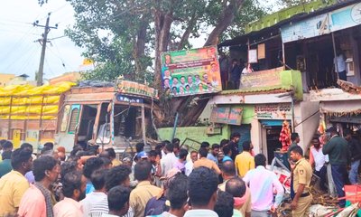 ಗೊಬ್ಬರ ತುಂಬಿದ ಲಾರಿ ಬೇಕರಿಗೆ ನುಗ್ಗಿ ಇಬ್ಬರ ದುರ್ಮರಣ