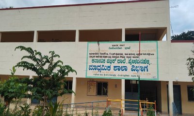 ಕಿಡಿಗೇಡಿಗಳ ಅಟ್ಟಹಾಸ; ಹೊಳವನಹಳ್ಳಿ ಸರ್ಕಾರಿ ಶಾಲೆ ಕಿಟಕಿ ಗಾಜು ಪುಡಿಪುಡಿ