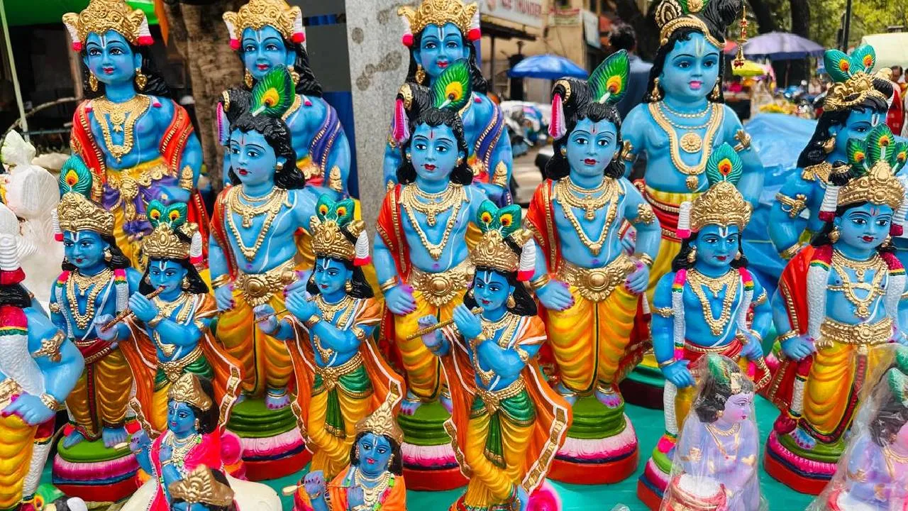 Krishna Janmastami 2025: ಎಲ್ಲೆಡೆ ಶುರುವಾಯ್ತು ಕೃಷ್ಣ ಜನ್ಮಾಷ್ಟಮಿ ಹಬ್ಬದ ಶಾಪಿಂಗ್ - Image 2
