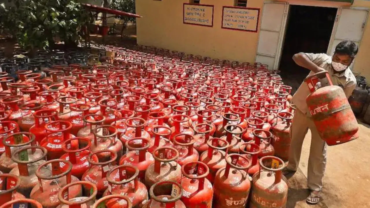 ದೇಶದಲ್ಲಿ ಎಲ್‌ಪಿಜಿ ಕೊರತೆಯಾಗಿಲ್ಲ, ವಿತರಣೆಗೆ ಬೇಕಾಗುವಷ್ಟು ಇದೆ: ಕೇಂದ್ರ ಸರ್ಕಾರ ಸ್ಪಷ್ಟನೆ