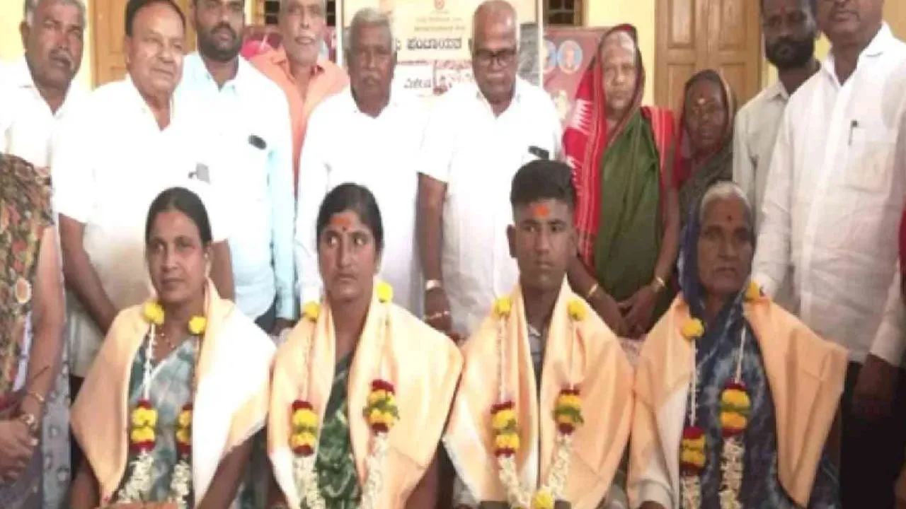 ಸರ್ಕಾರಕ್ಕೆ ನಿಧಿ ಹಸ್ತಾಂತರಿಸಿದ್ದ ಲಕ್ಕುಂಡಿಯ ಪ್ರಜ್ವಲ್‌ ರಿತ್ತಿ ಕುಟುಂಬಕ್ಕೆ ಸೈಟ್‌ ಘೋಷಣೆ