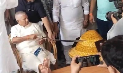 ಲಡ್ಡುಗಳಿಂದ ತಯಾರಿಸಿದ ಕೇಕ್ ಖಡ್ಗದಿಂದ ಕತ್ತರಿಸಿದ ಲಾಲು