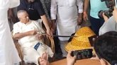 ಲಡ್ಡುಗಳಿಂದ ತಯಾರಿಸಿದ ಕೇಕ್ ಖಡ್ಗದಿಂದ ಕತ್ತರಿಸಿದ ಲಾಲು
