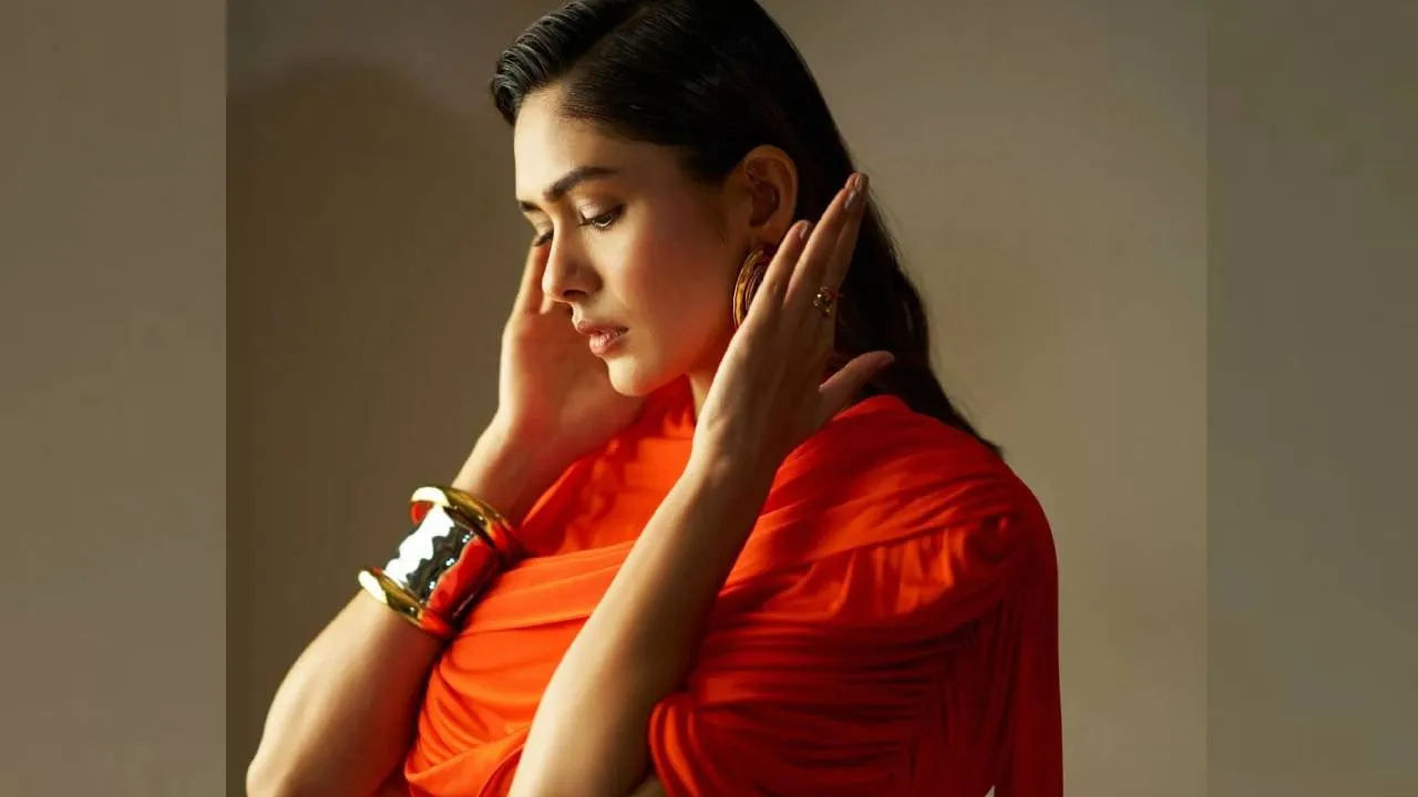 Star Fashion 2026: ಸುತ್ತುಕೊಂಡಂತಿರುವ ಮೃಣಾಲ್‌ ಠಾಕೂರ್‌ ಧರಿಸಿದ ಡ್ರೇಪ್ಡ್ ಮಿನಿ ಡ್ರೆಸ್‌ - Image 5