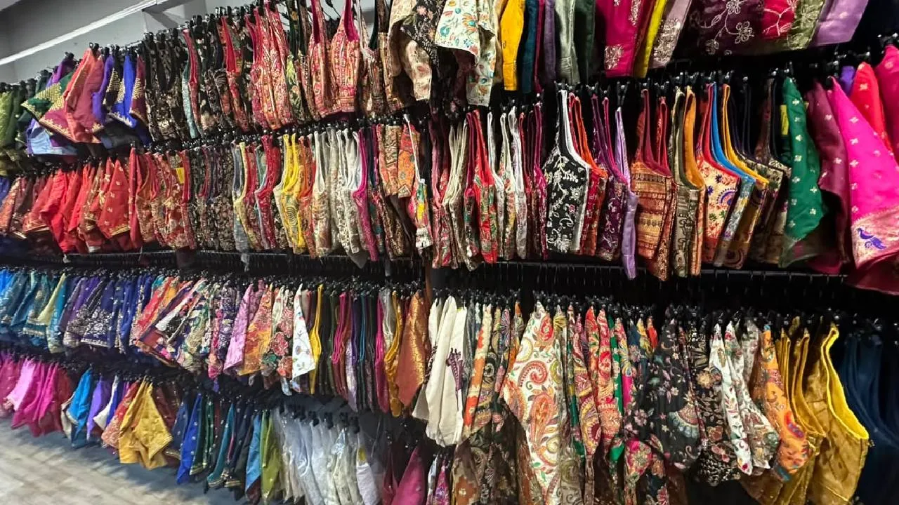 Blouse Fashion 2026: ಮಾರುಕಟ್ಟೆಯಲ್ಲಿ ರೆಡಿಮೇಡ್ ಬ್ಲೌಸ್‌ಗಳ ಹಂಗಾಮ - Image 3