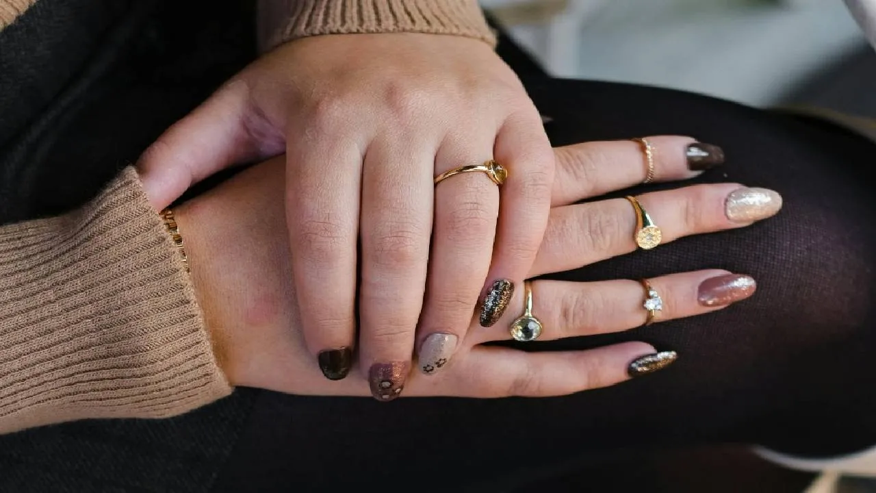 Gen G Fashion 2026: ಕಾಲೇಜು ಹುಡುಗಿಯರ ಕೈ ಬೆರಳುಗಳನ್ನು ಆಡಿಸುತ್ತಿರುವ ಮಿಡಿ ರಿಂಗ್ಸ್! - Image 2