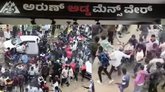 1 ಸಾವಿರಕ್ಕೆ 20 ಶರ್ಟ್‌ ಆಫರ್‌, ನೂಕುನುಗ್ಗಲು, ಪೊಲೀಸರಿಂದ ಲಾಠಿ ಚಾರ್ಜ್!‌
