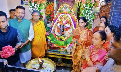ಕುಟುಂಬ ಸಮೇತ ತಾಯಿ ಚಾಮುಂಡೇಶ್ವರಿಯ ದರ್ಶನ ಪಡೆದ ಲಕ್ಷ್ಮೀ ಹೆಬ್ಬಾಳ್ಕರ್