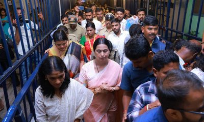 ಸಾಲಿನಲ್ಲಿ ನಿಂತು ಹಾಸನಾಂಬೆ ದರ್ಶನ ಪಡೆದ ಲಕ್ಷ್ಮೀ ಹೆಬ್ಬಾಳ್ಕರ್