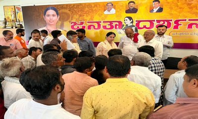 ಲಕ್ಷ್ಮಿ ಹೆಬ್ಬಾಳ್ಕರ್ ಜನತಾ ದರ್ಶನದಲ್ಲಿ ಜನಸಾಗರ