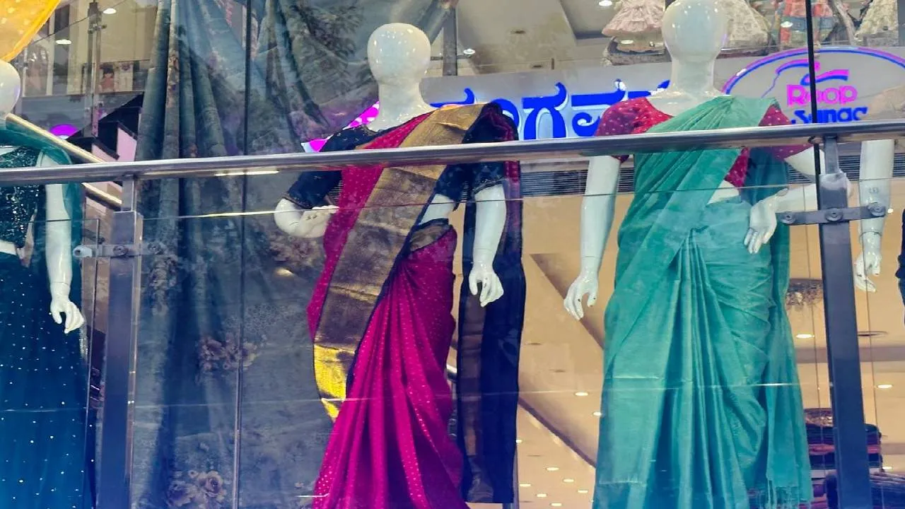 Varamahalaxmi Saree Fashion 2026: ವರಮಹಾಲಕ್ಷ್ಮೀ ಹಬ್ಬಕ್ಕೆ ಲಗ್ಗೆ ಇಟ್ಟ ಲೈಟ್‌ವೇಟ್ ರೇಷ್ಮೆ ಸೀರೆಗಳು - Image 1