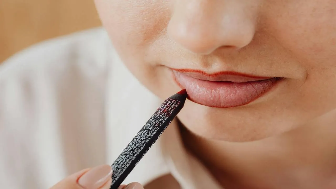 Beauty Tips: ತುಟಿಯ ಸೌಂದರ್ಯ ಹೆಚ್ಚಿಸುವ ಬಣ್ಣ ಬಣ್ಣದ ಲಿಪ್‌ ಪೆನ್ಸಿಲ್‌ಗಳ ಜಾದೂ - Image 2