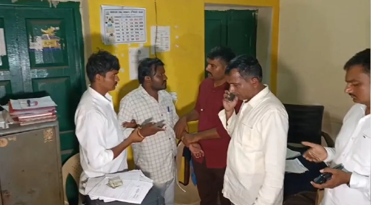 Lokayukta: ಮ್ಯೂಟೇಷನ್‌ಗೆ ₹10 ಸಾವಿರ: ಮಧ್ಯವರ್ತಿ ಲೋಕಾಯುಕ್ತ ಬಲೆಗೆ