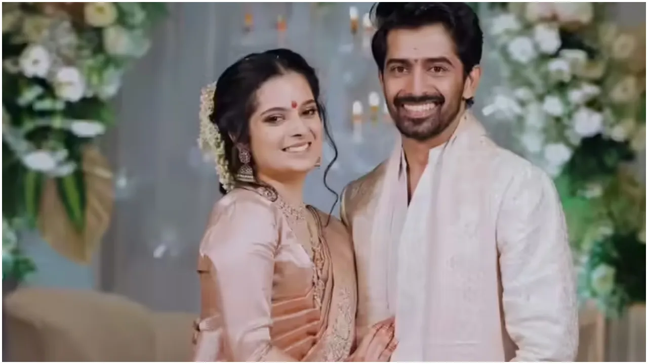 Year Ender 2025: ಈ ವರ್ಷ ದಾಂಪತ್ಯ ಬದುಕಿಗೆ ಕಾಲಿಟ್ಟ ಸ್ಯಾಂಡಲ್‌ವುಡ್‌ ಸೆಲೆಬ್ರಿಟಿಗಳು ಇವರೇ ನೋಡಿ; ಇಲ್ಲಿದೆ ಫುಲ್‌ ಲಿಸ್ಟ್‌ - Image 2