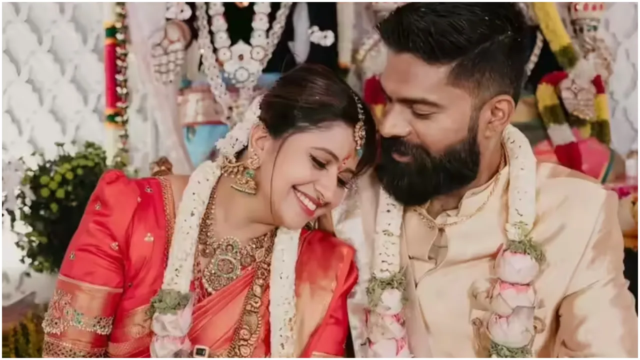 Year Ender 2025: ಈ ವರ್ಷ ದಾಂಪತ್ಯ ಬದುಕಿಗೆ ಕಾಲಿಟ್ಟ ಸ್ಯಾಂಡಲ್‌ವುಡ್‌ ಸೆಲೆಬ್ರಿಟಿಗಳು ಇವರೇ ನೋಡಿ; ಇಲ್ಲಿದೆ ಫುಲ್‌ ಲಿಸ್ಟ್‌ - Image 12