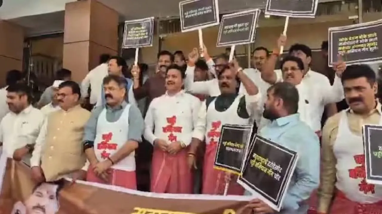 Viral News: ಅರೇ.. ಹೀಗೂ ನಡೆಯುತ್ತಾ ಪ್ರೊಟೆಸ್ಟ್‌! ಲುಂಗಿ-ಬನಿಯನ್‌ ಧರಿಸಿ ಪ್ರತಿಭಟನೆ