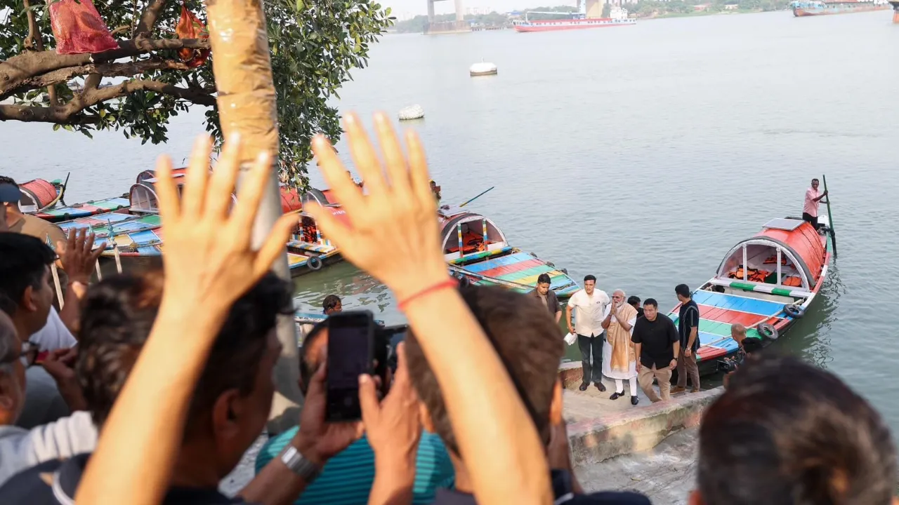 ಪಶ್ಚಿಮ ಬಂಗಾಳದಲ್ಲಿ ಎರಡನೇ ಹಂತದ ಮತದಾನಕ್ಕೆ ಸಿದ್ಧತೆ ನಡೆಯುತ್ತಿದ್ದರೆ ಹೂಗ್ಲಿಯಲ್ಲಿ ಪ್ರಧಾನಿ ನರೇಂದ್ರ ಮೋದಿ ಜಾಲಿ ರೈಡ್ - Image 1