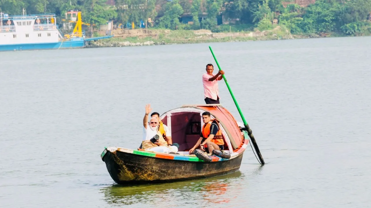 ಪಶ್ಚಿಮ ಬಂಗಾಳದಲ್ಲಿ ಎರಡನೇ ಹಂತದ ಮತದಾನಕ್ಕೆ ಸಿದ್ಧತೆ ನಡೆಯುತ್ತಿದ್ದರೆ ಹೂಗ್ಲಿಯಲ್ಲಿ ಪ್ರಧಾನಿ ನರೇಂದ್ರ ಮೋದಿ ಜಾಲಿ ರೈಡ್ - Image 3