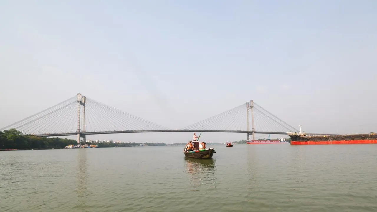 ಪಶ್ಚಿಮ ಬಂಗಾಳದಲ್ಲಿ ಎರಡನೇ ಹಂತದ ಮತದಾನಕ್ಕೆ ಸಿದ್ಧತೆ ನಡೆಯುತ್ತಿದ್ದರೆ ಹೂಗ್ಲಿಯಲ್ಲಿ ಪ್ರಧಾನಿ ನರೇಂದ್ರ ಮೋದಿ ಜಾಲಿ ರೈಡ್ - Image 5