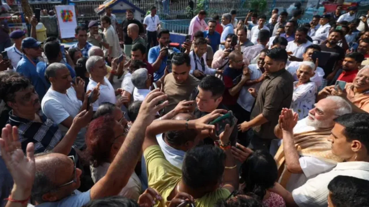 ಪಶ್ಚಿಮ ಬಂಗಾಳದಲ್ಲಿ ಎರಡನೇ ಹಂತದ ಮತದಾನಕ್ಕೆ ಸಿದ್ಧತೆ ನಡೆಯುತ್ತಿದ್ದರೆ ಹೂಗ್ಲಿಯಲ್ಲಿ ಪ್ರಧಾನಿ ನರೇಂದ್ರ ಮೋದಿ ಜಾಲಿ ರೈಡ್ - Image 6