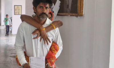 ಪತ್ನಿಯನ್ನು ಬೆನ್ನ ಮೇಲೆ ಹೊತ್ತು ನ್ಯಾಯಕ್ಕಾಗಿ ಹೋರಾಡಿದ ವ್ಯಕ್ತಿ