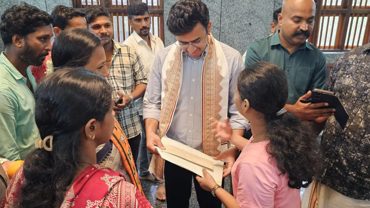 Kerala Assembly Polls 2026: ಗಡಿನಾಡು ಕಾಸರಗೋಡಿನಲ್ಲಿ ಬಿಜೆಪಿ ಸ್ಟಾರ್‌ ಪ್ರಚಾರಕ ತೇಜಸ್ವಿ ಸೂರ್ಯ ಅಬ್ಬರ; ಕನ್ನಡತಿ, ಎನ್‌ಡಿಎ ಅಭ್ಯರ್ಥಿ ಅಶ್ವಿನಿ ಪರ ಮತ ಯಾಚನೆ - Image 2