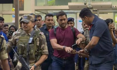 ತಲೈವಾ ಶೈಲಿಯಲ್ಲಿ ಐಪಿಎಲ್‌ ಆಡಲು ಚೆನ್ನೈಗೆ ಬಂದಿಳಿದ ಧೋನಿ