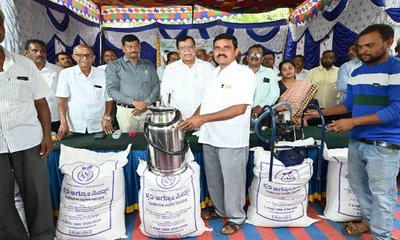ರೈತರಿಗೆ ಉಚಿತವಾಗಿ ಮೇವು ಬೀಜದ ಕಿಟ್‌ ವಿತರಣೆ: ಶಾಸಕ ಕೆ.ಎನ್. ರಾಜಣ್ಣ