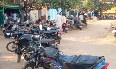 ಮಧುಗಿರಿ ತಾಲೂಕು ಕಚೇರಿ ಆವರಣದಲ್ಲಿ ವಾಹನ ನಿಲುಗಡೆಯಿಂದ ಕಿರಿಕಿರಿ