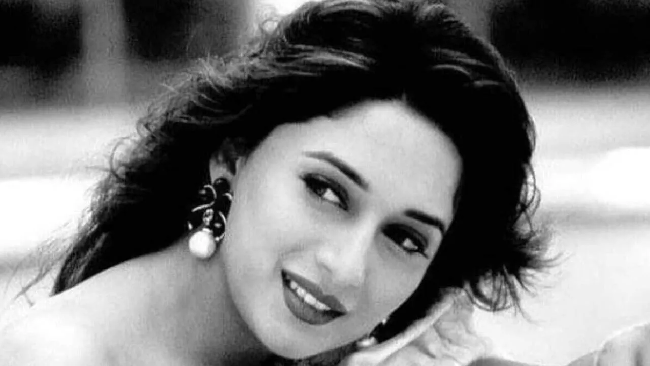 Madhuri Dixit: ತಂದೆ- ಮಗ ಇಬ್ಬರ ಜೊತೆನೂ ತೆರೆ ಮೇಲೆ ರೊಮ್ಯಾನ್ಸ್‌ ಮಾಡಿದ ಖ್ಯಾತ ನಟಿ ಯಾರು ಗೊತ್ತಾ? - Image 1