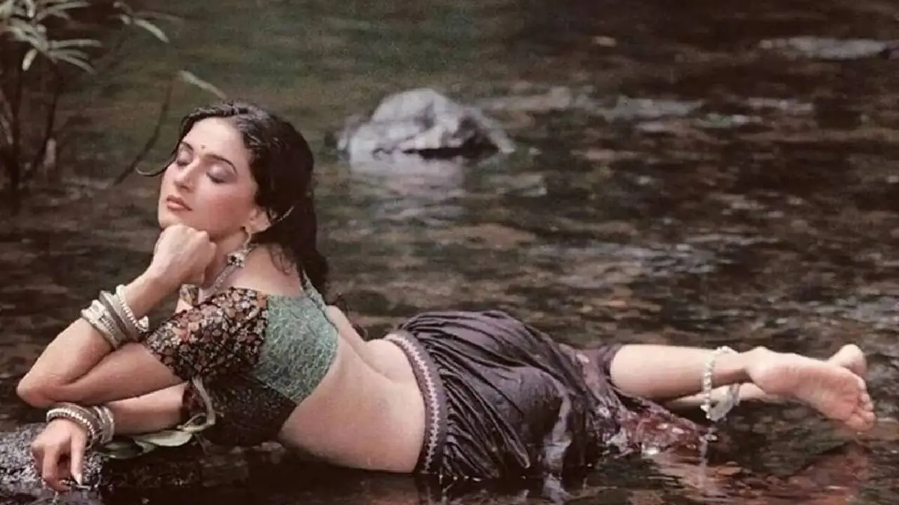 Madhuri Dixit: ತಂದೆ- ಮಗ ಇಬ್ಬರ ಜೊತೆನೂ ತೆರೆ ಮೇಲೆ ರೊಮ್ಯಾನ್ಸ್‌ ಮಾಡಿದ ಖ್ಯಾತ ನಟಿ ಯಾರು ಗೊತ್ತಾ? - Image 2