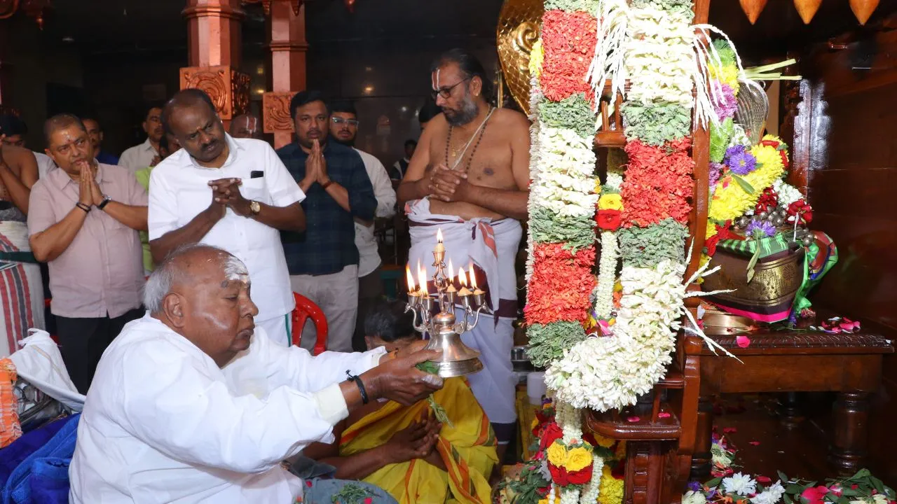 Mahashivratri 2026: ಮಲೆ ಮಹದೇಶ್ವರ ದೇವಾಲಯಕ್ಕೆ ಸಿಎಂ ಭೇಟಿ, ತಂದೆ ಎಚ್.ಡಿ. ದೇವೇಗೌಡರ ಜತೆ ಶಿವನ ದರ್ಶನ ಪಡೆದ ಎಚ್‌ಡಿಕೆ - Image 4