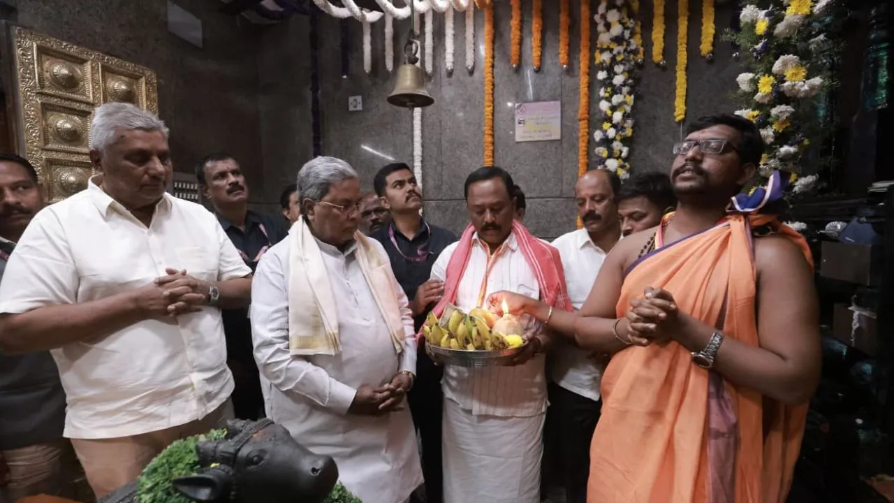 Mahashivratri 2026: ಮಲೆ ಮಹದೇಶ್ವರ ದೇವಾಲಯಕ್ಕೆ ಸಿಎಂ ಭೇಟಿ, ತಂದೆ ಎಚ್.ಡಿ. ದೇವೇಗೌಡರ ಜತೆ ಶಿವನ ದರ್ಶನ ಪಡೆದ ಎಚ್‌ಡಿಕೆ - Image 2