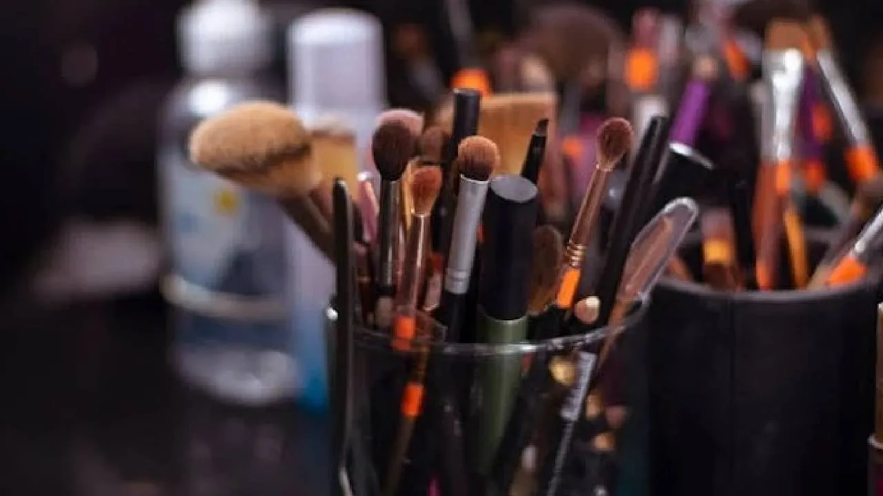 Makeup kit Ideas: ಲಾಂಗ್ ಲಾಸ್ಟಿಂಗ್ ಮೇಕಪ್ ಕಿಟ್‌ಗೆ ಇಲ್ಲಿದೆ 5 ಐಡಿಯಾ - Image 2