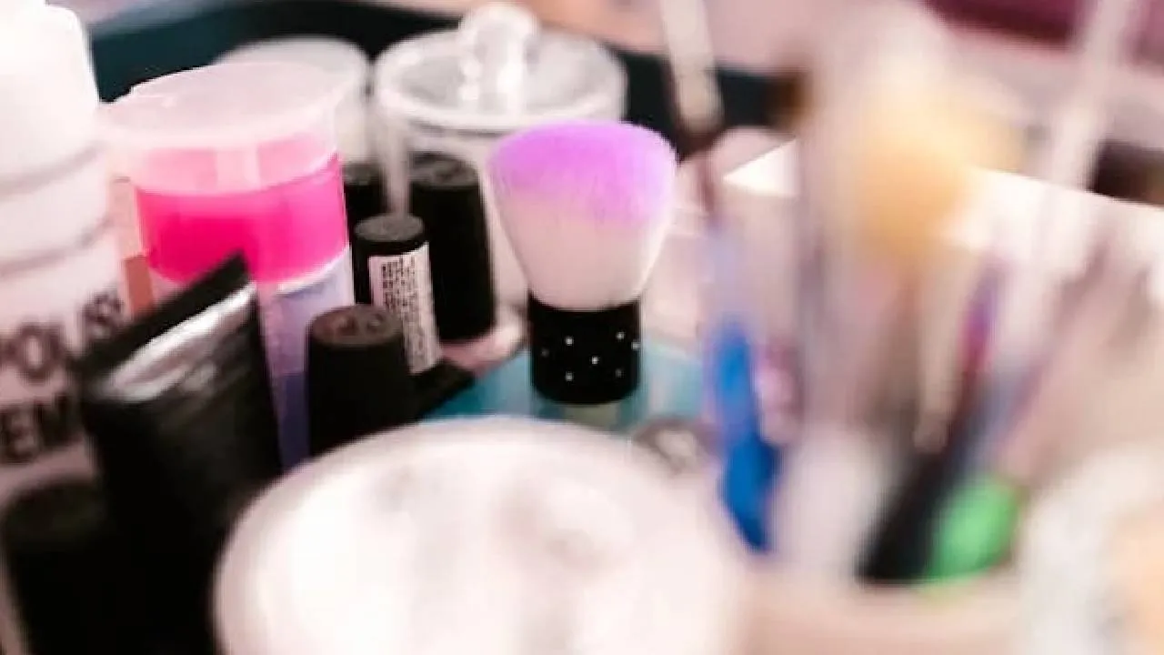 Makeup kit Ideas: ಲಾಂಗ್ ಲಾಸ್ಟಿಂಗ್ ಮೇಕಪ್ ಕಿಟ್‌ಗೆ ಇಲ್ಲಿದೆ 5 ಐಡಿಯಾ - Image 3