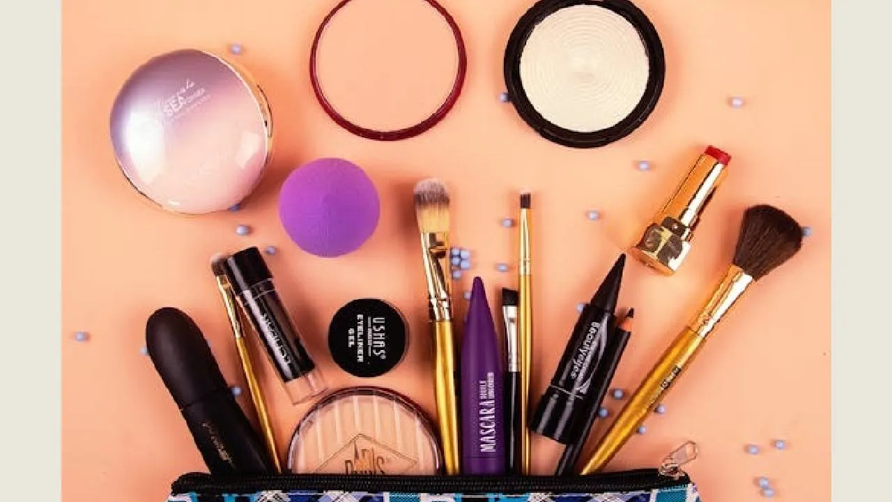 Makeup kit Ideas: ಲಾಂಗ್ ಲಾಸ್ಟಿಂಗ್ ಮೇಕಪ್ ಕಿಟ್‌ಗೆ ಇಲ್ಲಿದೆ 5 ಐಡಿಯಾ - Image 5
