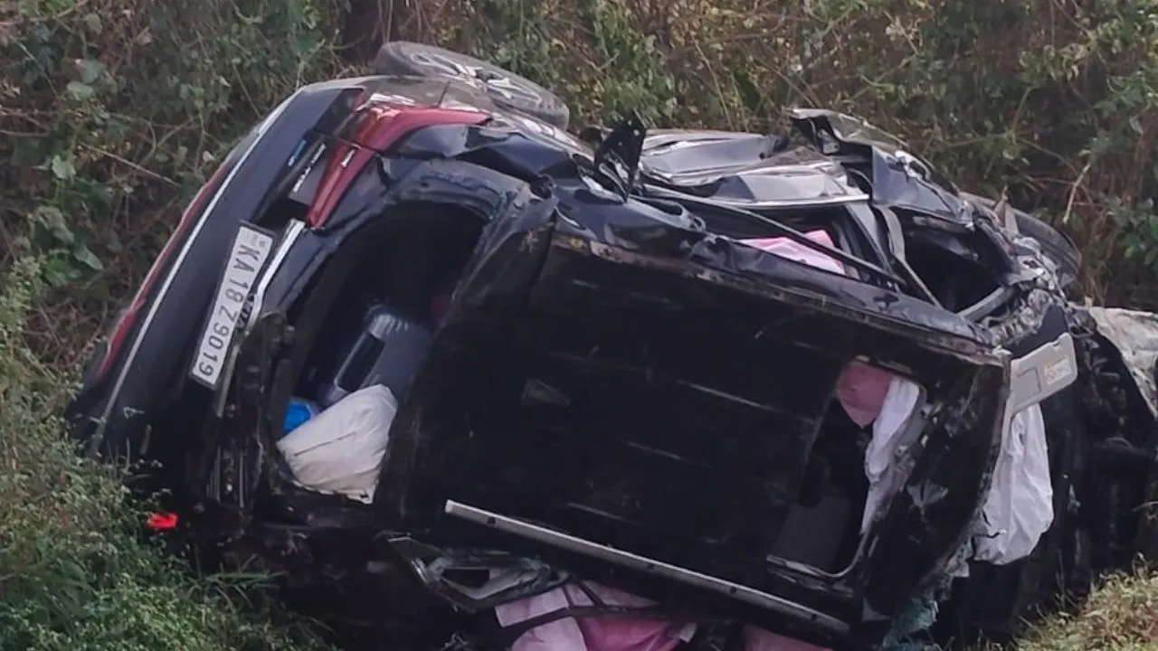 Mandya Car Accident: ಮಂಡ್ಯದಲ್ಲಿ ಭೀಕರ ಕಾರು ಅಪಘಾತ; ಮೂವರ ದುರ್ಮರಣ