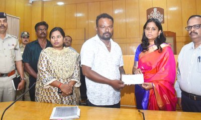 ಕುಣಿಗಲ್‌ನ ಮನೋಜ್ ಕುಟುಂಬಕ್ಕೆ 25 ಲಕ್ಷ ಪರಿಹಾರದ ಚೆಕ್‌ ಹಸ್ತಾಂತರ