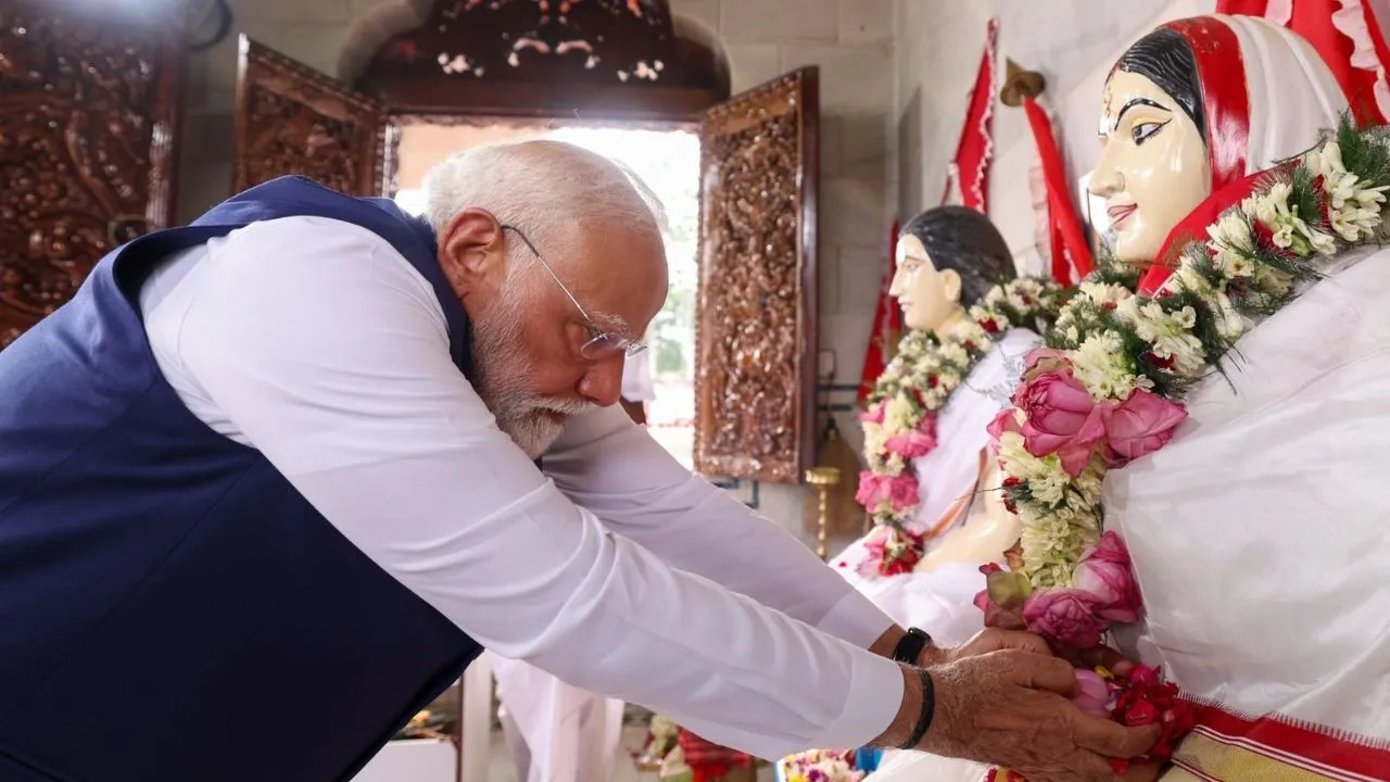 West Bengal Assembly Polls: ಮಾತುವಾ ದೇಗುಲಕ್ಕೆ ಪ್ರಧಾನಿ ನರೇಂದ್ರ ಮೋದಿ ಭೇಟಿ; ರಾಜಕೀಯ ಬದಲಾವಣೆ ಇಲ್ಲಿಂದಲೇ ಆರಂಭವಾಗುತ್ತ? - Image 1