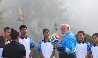 ಯುವಕರೊಂದಿಗೆ ಫುಟ್‌ಬಾಲ್ ಆಡಿದ ಪ್ರಧಾನಿ ಮೋದಿ
