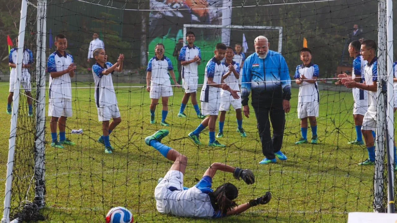 ಸಿಕ್ಕಿಂ ಯುವಕರೊಂದಿಗೆ ಫುಟ್‌ಬಾಲ್ ಆಡಿ ಸಂಭ್ರಮಿಸಿದ ಪ್ರಧಾನಿ ಮೋದಿ - Image 1
