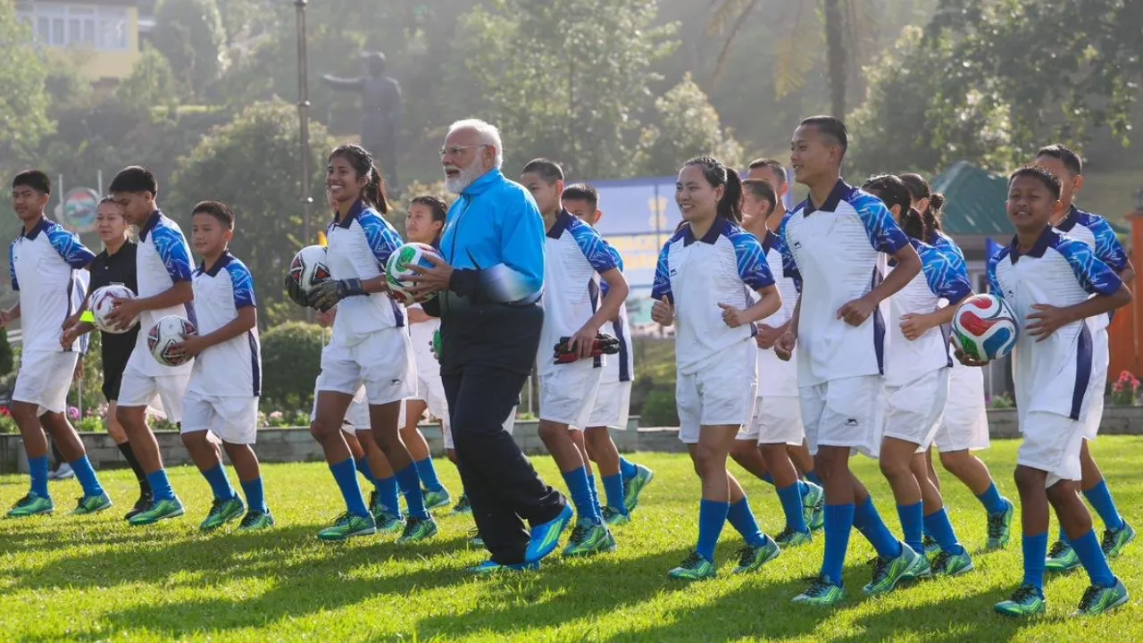 ಸಿಕ್ಕಿಂ ಯುವಕರೊಂದಿಗೆ ಫುಟ್‌ಬಾಲ್ ಆಡಿ ಸಂಭ್ರಮಿಸಿದ ಪ್ರಧಾನಿ ಮೋದಿ - Image 2