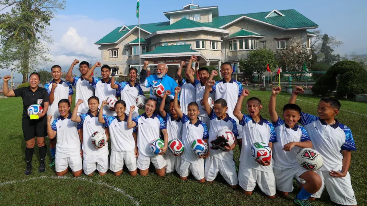 ಸಿಕ್ಕಿಂ ಯುವಕರೊಂದಿಗೆ ಫುಟ್‌ಬಾಲ್ ಆಡಿ ಸಂಭ್ರಮಿಸಿದ ಪ್ರಧಾನಿ ಮೋದಿ - Image 4