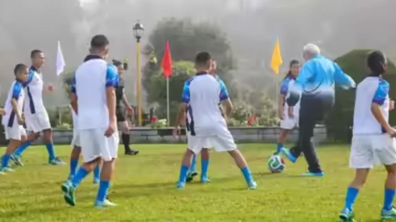 ಸಿಕ್ಕಿಂ ಯುವಕರೊಂದಿಗೆ ಫುಟ್‌ಬಾಲ್ ಆಡಿ ಸಂಭ್ರಮಿಸಿದ ಪ್ರಧಾನಿ ಮೋದಿ - Image 5