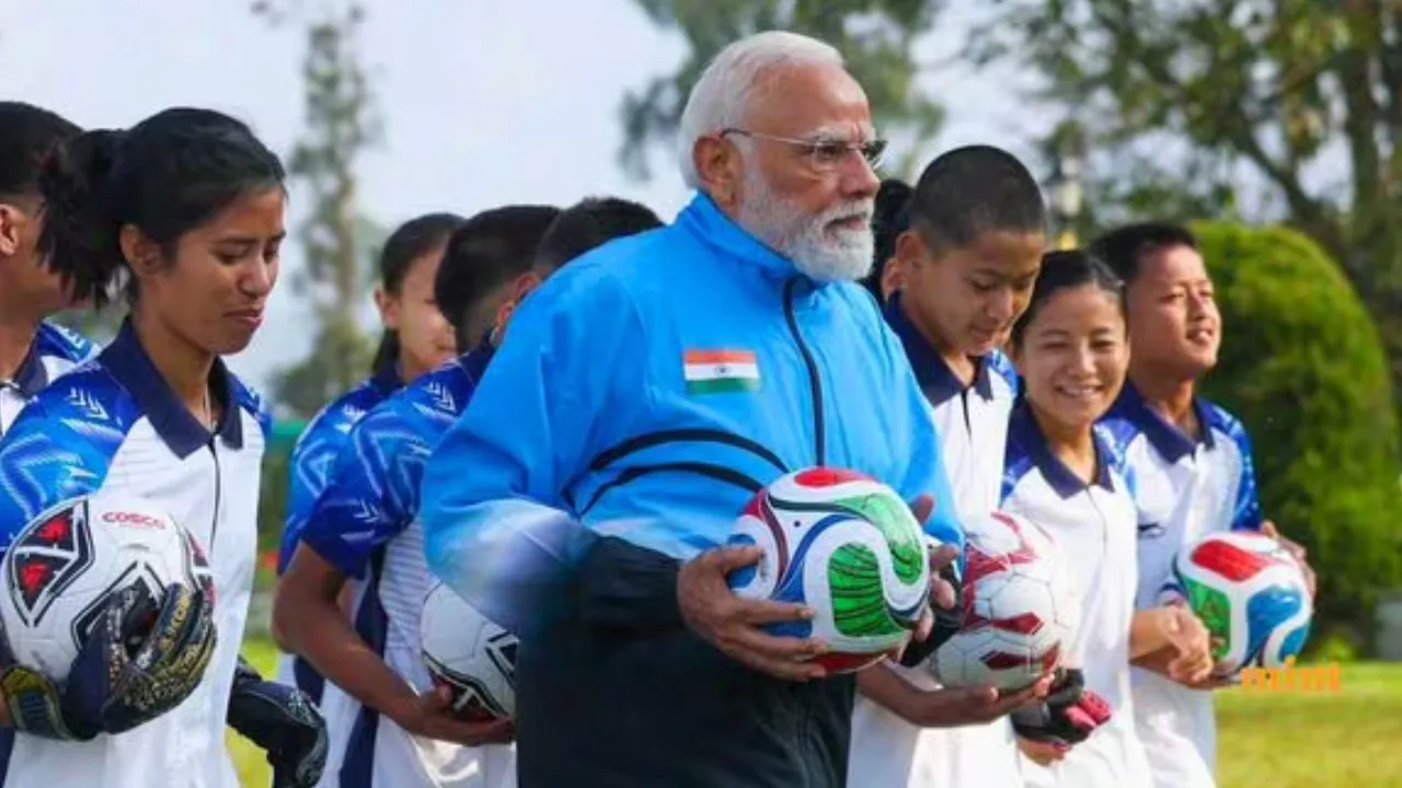 ಸಿಕ್ಕಿಂ ಯುವಕರೊಂದಿಗೆ ಫುಟ್‌ಬಾಲ್ ಆಡಿ ಸಂಭ್ರಮಿಸಿದ ಪ್ರಧಾನಿ ಮೋದಿ - Image 6