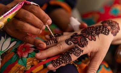 ಹೆಚ್ಚಾದ ಬೀದಿ ಬದಿ ಮದರಂಗಿ ಹಾಕುವ ಕಲಾಕಾರರು