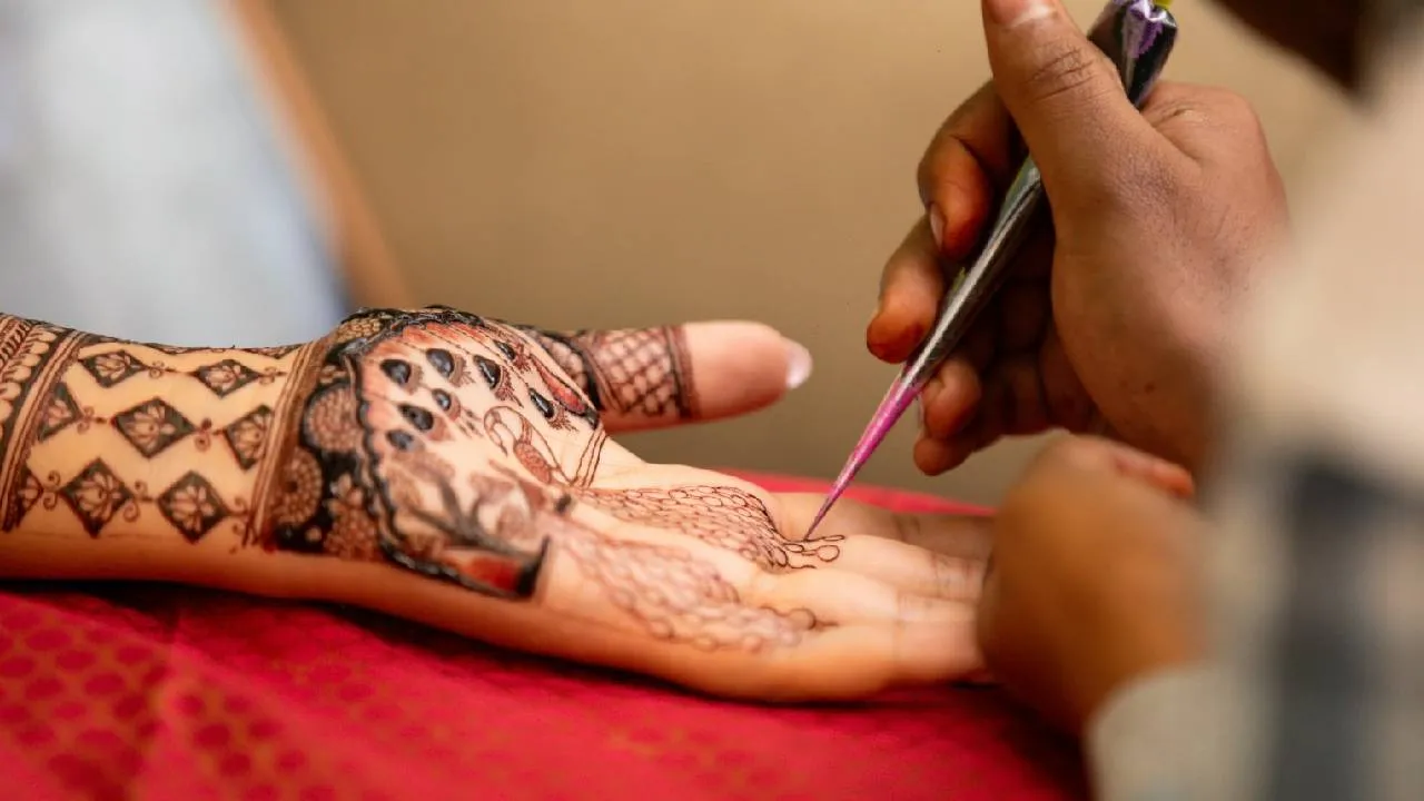 Mehandi Awareness 2025: ಹೆಚ್ಚಾದ ಬೀದಿ ಬದಿ ಮದರಂಗಿ ಹಾಕುವ ಕಲಾಕಾರರು - Image 1