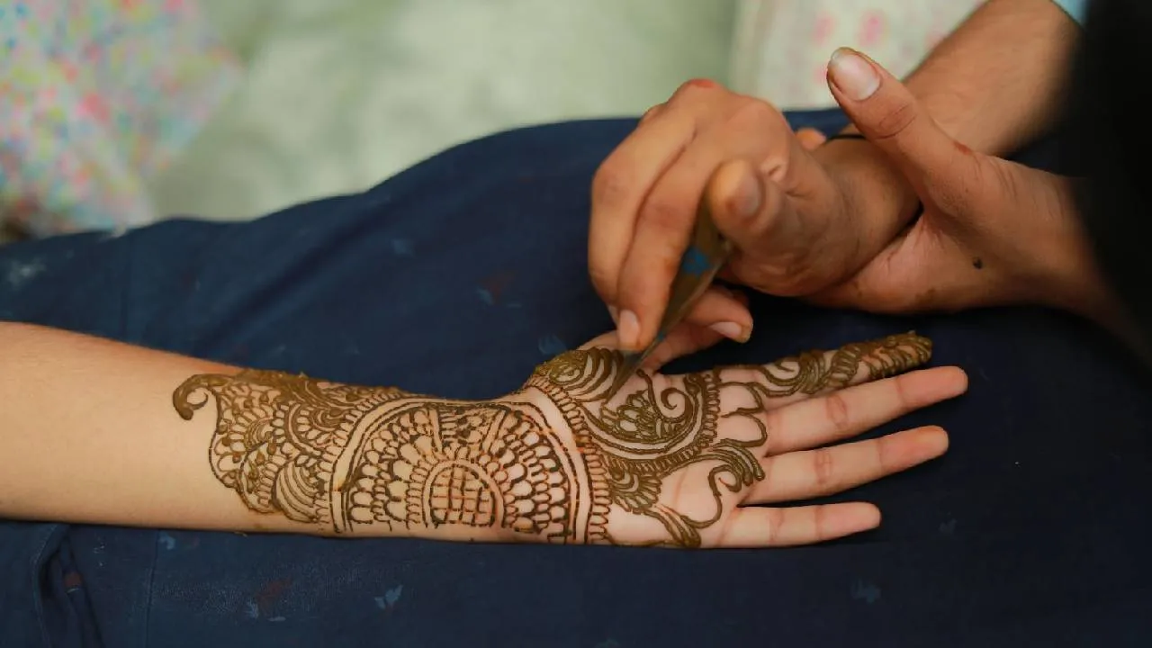Mehandi Awareness 2025: ಹೆಚ್ಚಾದ ಬೀದಿ ಬದಿ ಮದರಂಗಿ ಹಾಕುವ ಕಲಾಕಾರರು - Image 2
